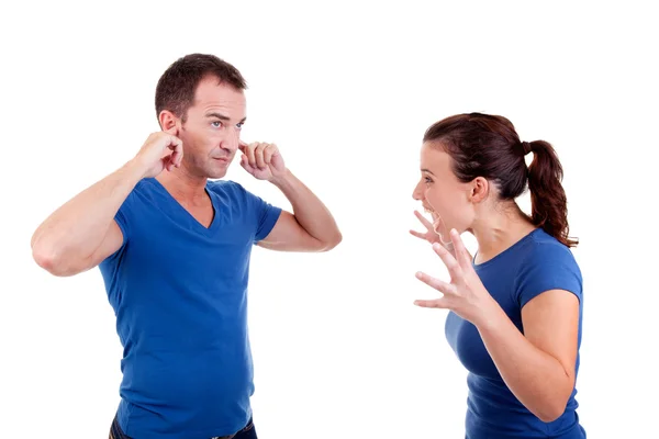 Жінка кричить з чоловіком, він з руками прикриває вуха, ізольовані на білому, студійний знімок — стокове фото