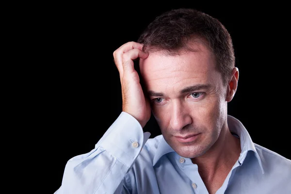 Retrato de um homem bonito a pensar, sobre fundo preto. Estúdio — Fotografia de Stock