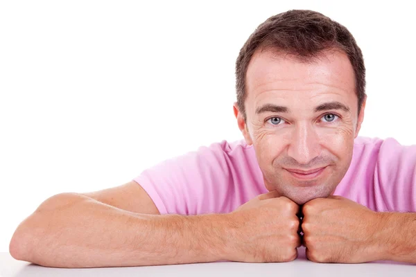 Retrato de un apuesto hombre de mediana edad sonriendo, sobre fondo blanco. Captura de estudio —  Fotos de Stock