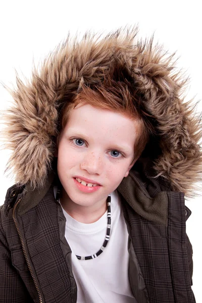 Niño lindo con una capucha peluda, aislado sobre fondo blanco — Foto de Stock