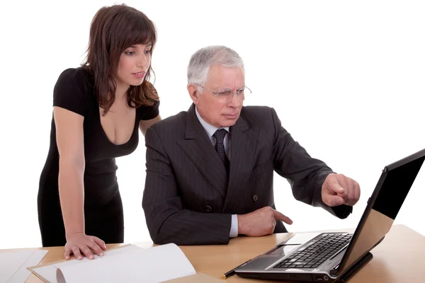 Affärsman och kvinna som diskuterar, på grund av arbete, pekar till dator, isolerad på vit bakgrund — Stockfoto