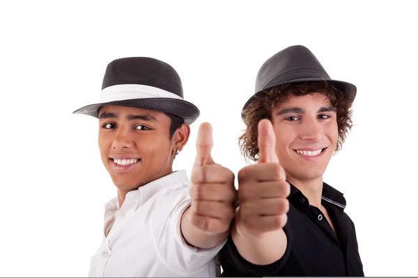 Deux jeunes hommes de couleurs différentes, avec le pouce levé et un chapeau, isolés sur blanc, plan studio — Photo