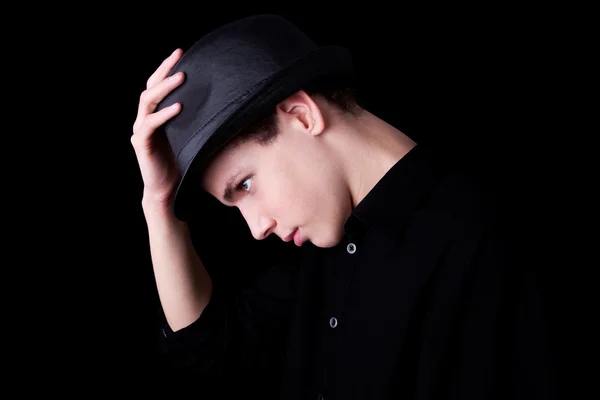 Joven vestido con sombrero sobre fondo negro, filmado en el estudio — Foto de Stock