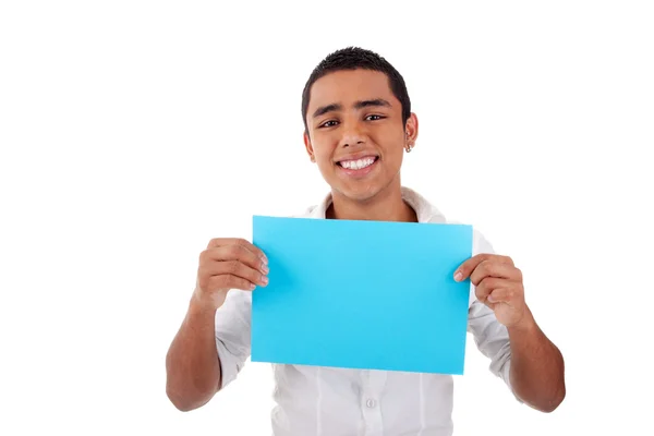 Jovem latino, com cartão azul na mão, sorrindo, isolado sobre fundo branco. Estúdio . — Fotografia de Stock