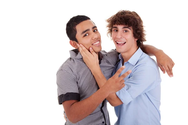 Двоє молодих чоловіків сміються і обіймаються, ізольовані на білому, студійний знімок — стокове фото