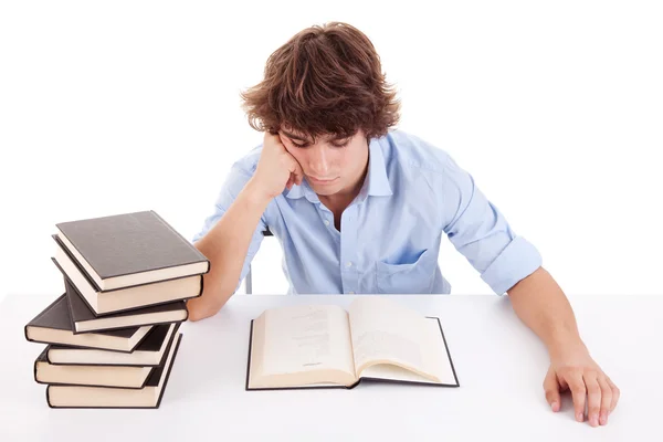 Ładny chłopak studiuje i czytanie książki na jego biurku, na białym tle biały, łapka — Zdjęcie stockowe