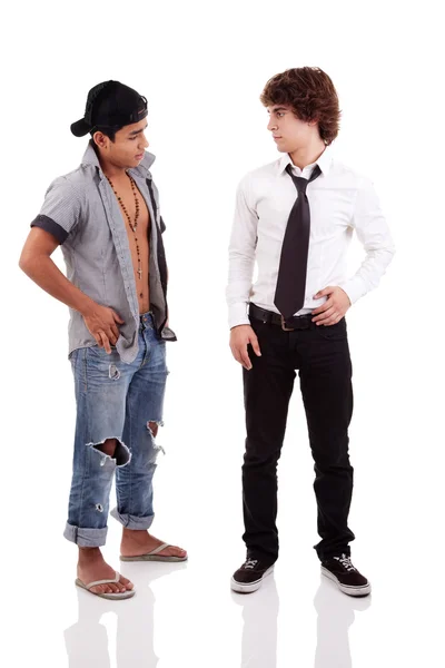 Двоє чоловіків різної етнічної приналежності, один дивиться на інший стоячи, ізольовані на білому, студійний знімок — стокове фото