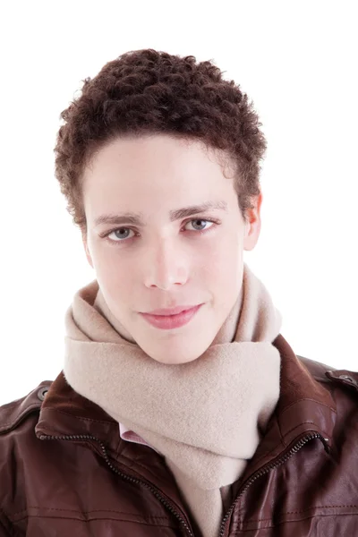 Νεαρός άνδρας, χαμογελώντας, με χειμωνιάτικα ρούχα, σε λευκό φόντο. Studio που γυρίστηκε — Φωτογραφία Αρχείου