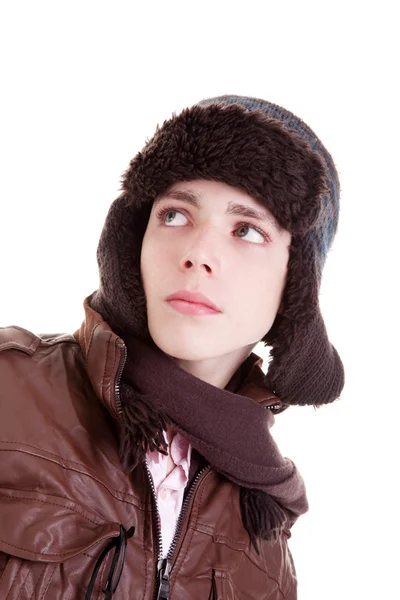 深刻な帽子、冬の服を着て、スタジオ ショット白で隔離され探している若い男の子 — ストック写真