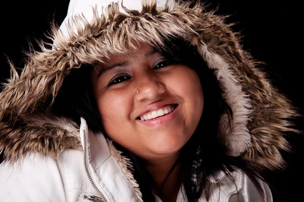 Portrait d'une jeune femme latine avec une capuche en fourrure — Photo