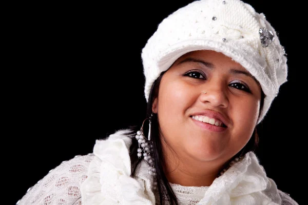 Beyaz izole, sonbahar ve kış giyim gülümseyen genç bir latin kadın portresi. Stüdyo vurdu — Stok fotoğraf