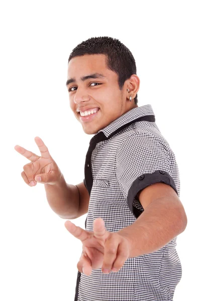 Молодий латинський чоловік з великими пальцями, піднятий як знак перемоги, ізольований на білому тлі. студійний знімок — стокове фото