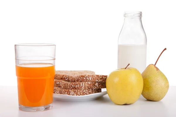 Desayuno: zumo, fruta (manzana y pera), pan, cereales y leche, aislado en blanco, toma de estudio — Foto de Stock