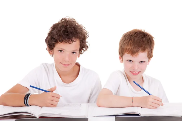 Due studenti con una matita, scrittura, isolati su sfondo bianco — Foto Stock