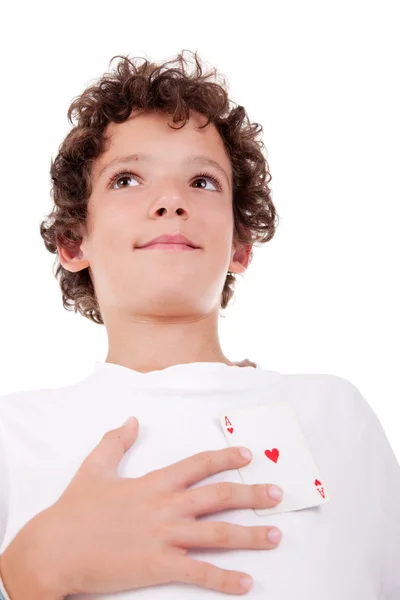 Niedlicher Junge, der ein Herz-Ass zeigt, anstelle des Herzens, isoliert auf weiß, Studioaufnahme — Stockfoto