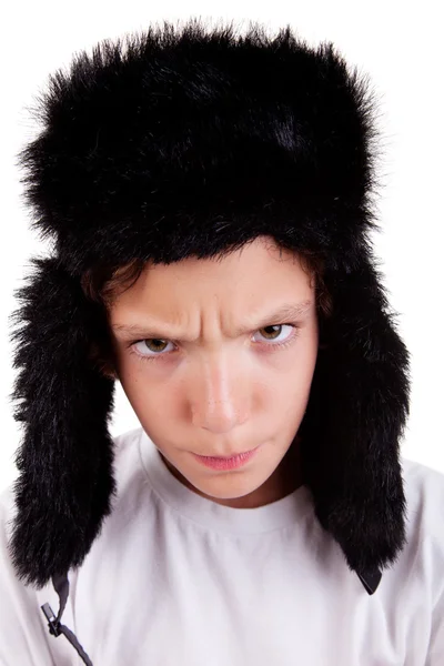 Милий хлопчик з шапочкою, сердитий, ізольований на білому тлі, студійний знімок . — стокове фото