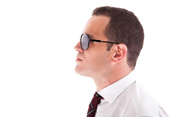 Jovem homem de negócios em perfil, com óculos de sol isolados em branco, estúdio tiro — Fotografia de Stock