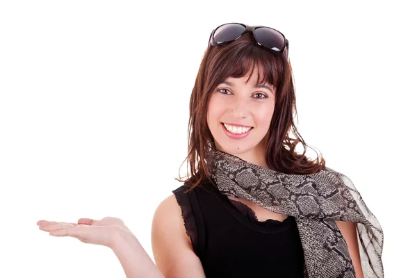 Ευτυχισμένη γυναίκα δείχνει σας προϊόν, που απομονώνονται σε λευκό φόντο. Studio που γυρίστηκε — Φωτογραφία Αρχείου