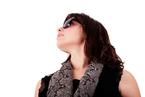 Портрет молодой женщины, смотрящей вверх в солнечных очках, на белом фоне. Снимок студии — стоковое фото
