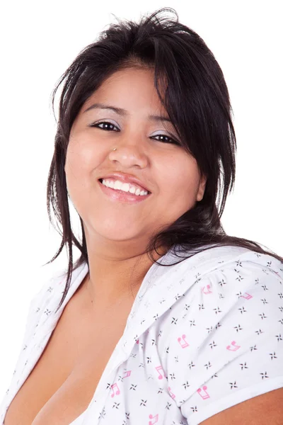 Šťastný a neformálně oblečený Latinské žena, izolovaných na bílém studio záběr — Stock fotografie