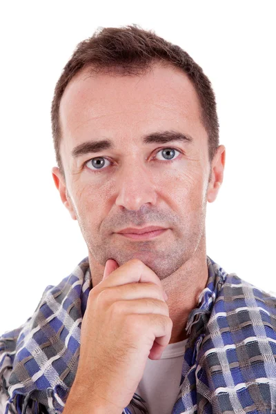 Портрет красивого мужчины средних лет, с рукой на лице, на белом фоне. Снимок студии — стоковое фото