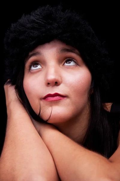 Nachdenkliche und schöne Frau, aufblickend, isoliert auf schwarzem Hintergrund. Studioaufnahme. — Stockfoto