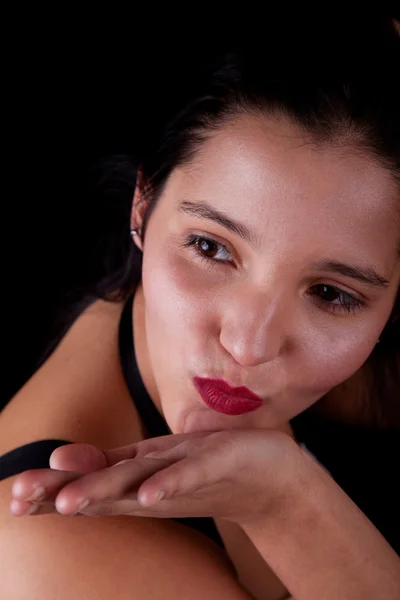 Ung och vacker kvinna att kasta en kyss, isolerade på svart, studio skott — Stockfoto