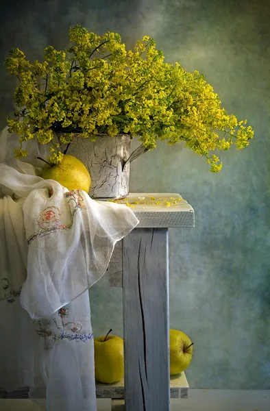 Bodegón con manzanas y flores amarillas Imagen de archivo