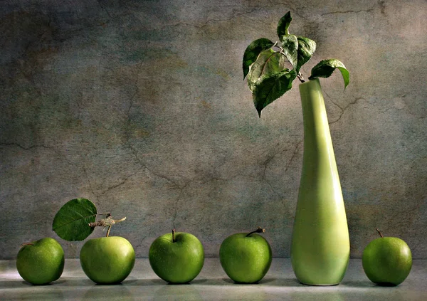 Stillleben mit Vase und grünen Äpfeln Stockbild