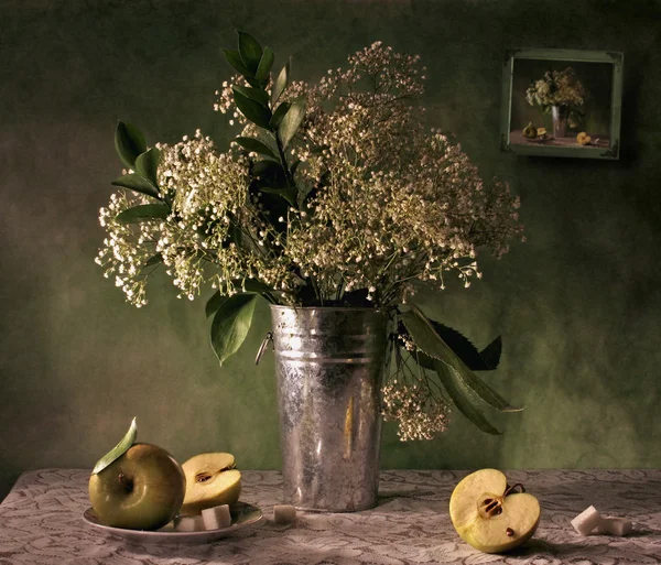 Natureza morta com um buquê e maçã — Fotografia de Stock