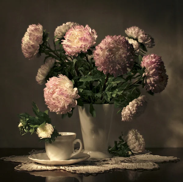 Nature morte avec des fleurs dans un vase — Photo