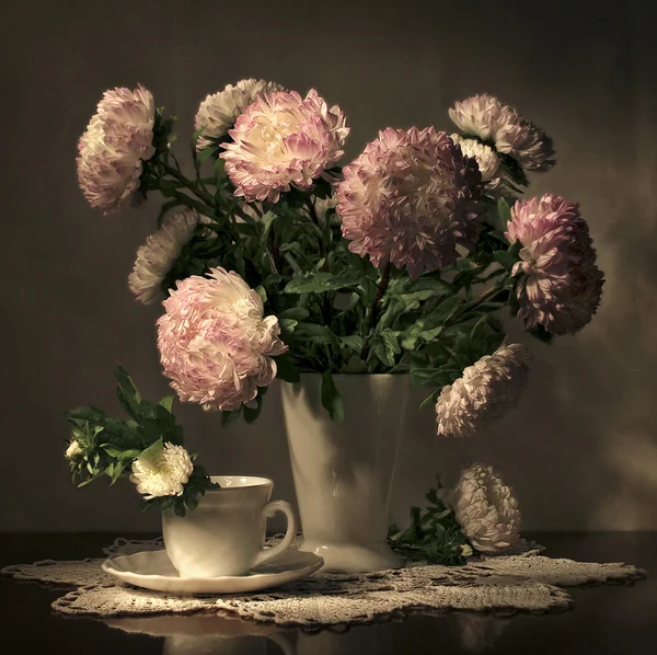 花瓶の中の花と共に生き ストック画像