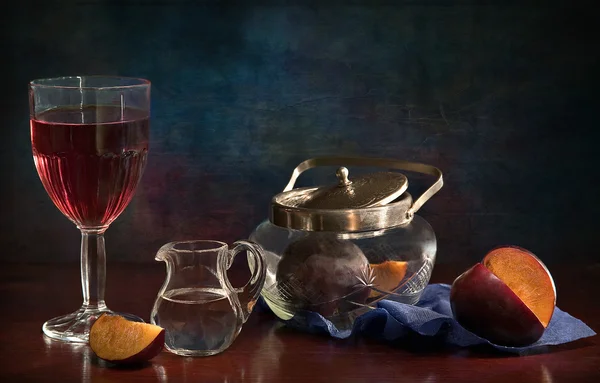 Zátiší s švestky a sklenku vína — Stock fotografie