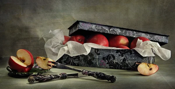 Stillleben mit Schachtel und Äpfeln lizenzfreie Stockbilder