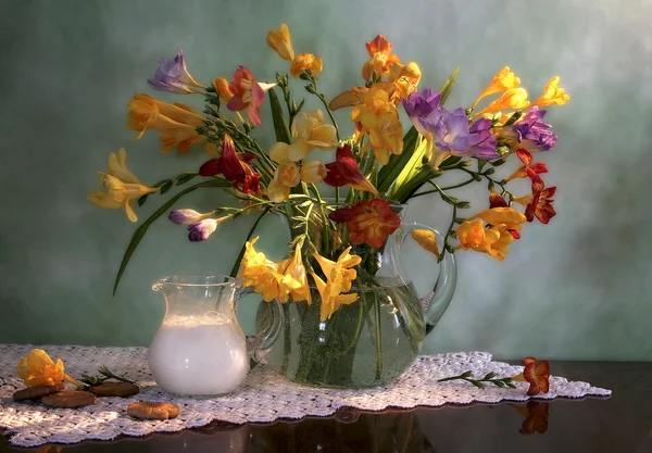 Natura morta con fiori e latte — Foto Stock