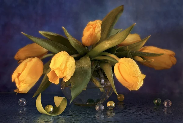 Nature morte avec des tulipes — Photo
