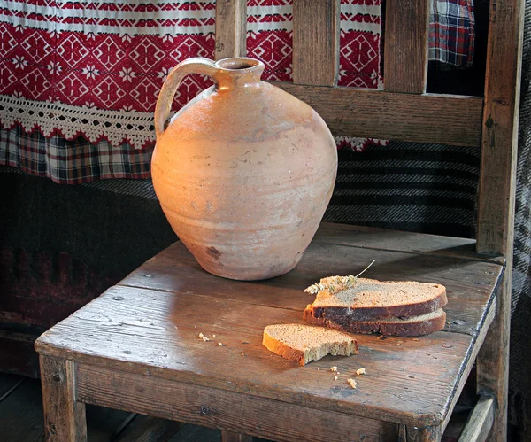 Sürahi ve ekmek ile natürmort — Stok fotoğraf