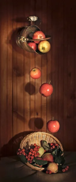 Stillleben mit fallenden Äpfeln Stockbild