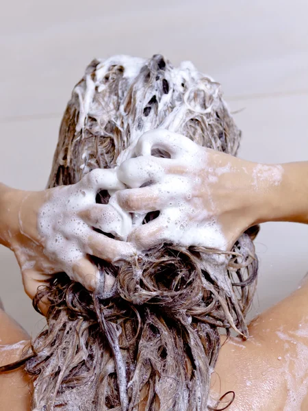 Мытье волос — стоковое фото