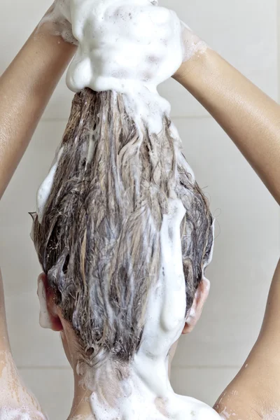 Мытье волос — стоковое фото