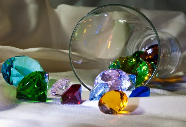 Gekanteld glas met kleur edelstenen — Stockfoto