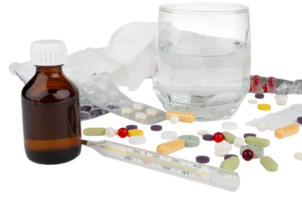 Drugs, thermometer en glas met aspirine — Stockfoto