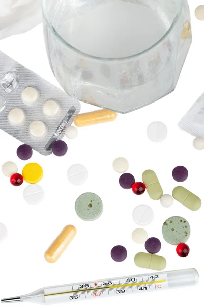 Drogas, termômetro e vidro com aspirina — Fotografia de Stock