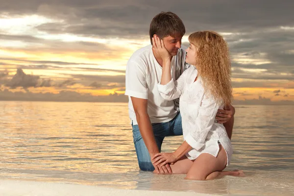 Giovane coppia sul mare tramonto sfondo — Foto Stock