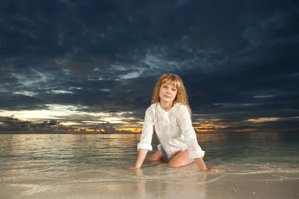 바다 일몰 배경에 귀여운 여자 — 스톡 사진