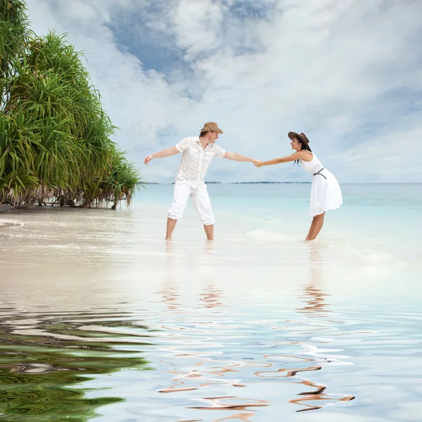 Jovem casal na praia do mar — Fotografia de Stock