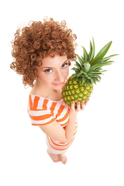 白い背景上にパイナップルを持つ女性を楽しい — ストック写真