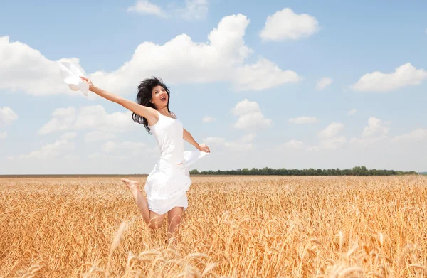 Gelukkige vrouw springen in gouden tarwe — Stockfoto