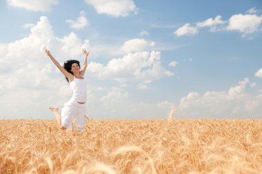 mutlu bir kadın altın buğday atlama
