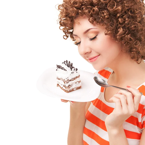 Mujer divertida comiendo el pastel en el fondo blanco — Foto de Stock